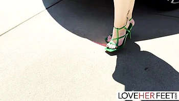 Come-hither Luna's sexy feet video