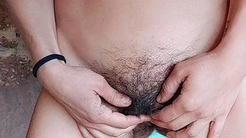 Naked amateur webcam girl fingering her pussy live on camera