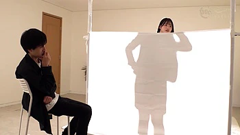 爆乳JDがシルエットクイズに挑戦！不正解なら即ハメゲームに『聞いてないって...』嫌がりつつもデカ乳パイズリでご奉仕⇒彼チン以外の他人棒に徐々によい痴れてしまい...【れんか】