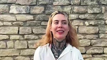 Emma, 21, is getting into pure exhibitionism! - Jacquie et Michel TV