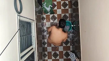 Padosan Bhabhi Nahate Hue Dekhi