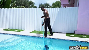 Брюнетка Бритт ебется с большим кремпи у бассейна