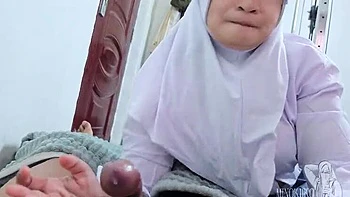 Minokiiko Morning Blowjob: Hijab Asian Stepsister Shocked by Step Brother's Hard Cock