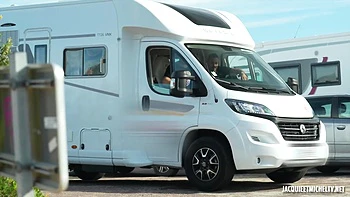 Ophélie, 27 years old, HR in Lens! - Jacquie et Michel TV