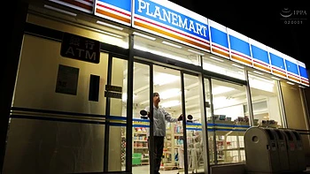 Erzwungenes Deepthroat und harter Doggyfick