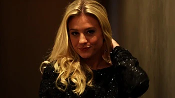 Valentina fode a milf peluda dos serviços da agência