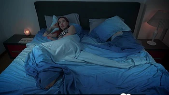 Sharing a bed with girlfriend ends with sex