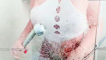 Gostosa latina provoca no banheiro com bunda grande e