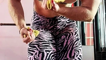 Cumshot amateur MILF suck and jerks dude in the bedroom