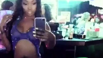 Бледная брюнетка-подросток Линн Лав мастурбирует