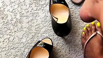 Госпожа Грейс показывает ноги в крупном плане