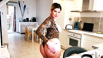 Rose dévoile son corps de milf française aux gros seins