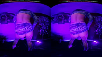 Девка наездница делает глубокий минет и кончает