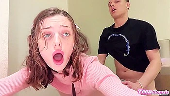 Daisy Love fickt Teen im öffentlichen Mall-Klo