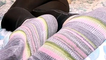 SnowPrincess exhibe ses chaussettes et ses pieds sexy