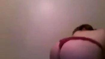 Chica con tetas caídas y grandes se masturba sola