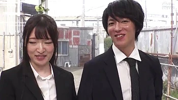 Jouets enfoncés profondément dans sa chatte