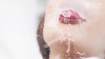 Asiatique belle poitrine chevauchant avec baisers langue