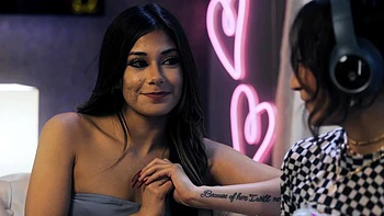 Геймерша Xxlayna Marie лижет киску Изабеллы