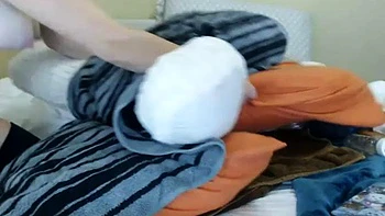 Ruiva amadora se masturba sozinha no banho