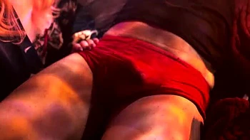 Милфа-медсестра Шона Панофка делает массаж и доводит до кайфа рукой