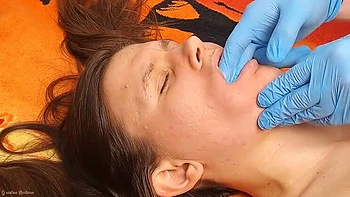 Грустина Нектария делает минет с массажем лица на большой член