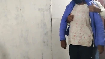 Порно с 18-летней индийской девушкой впервые в жёстком сексе