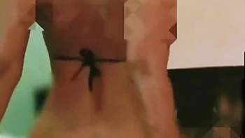 Grande sœur de sang-froid baise la grosse queue du demi-frère