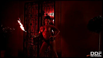 Brune pyromane baise ses gros seins en plein air