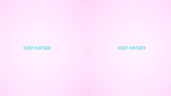 Brune en latex se branle en bas résille