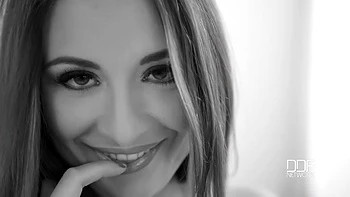 Rousse en talons se tripote la chatte avec ardeur