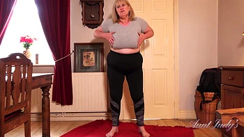 Catherine se masturba tras entrenar - MILF con culo grande