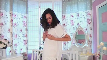 Liz abre su coño peludo y juega