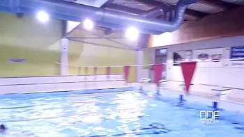 Blonde aux seins naturels fait sa première fellation en POV