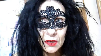 Amadora italiana abre a buceta e se masturba com dildo preto, fala suja