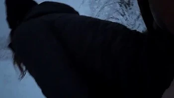 Mya Lane baise en doggy dehors dans la neige, presque chopée