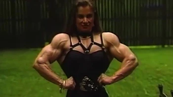 MILF musclée nue en solo en public