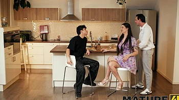 Пара трахнулась на кухне как Линна Нильссон