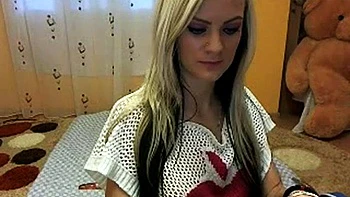 Amateurin masturbiert solo mit Dildo vor der Cam