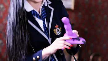 Trio lésbico fodendo suas bucetas apertadas