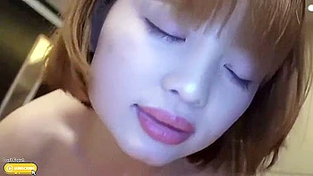 Азиатка-любительница сосет член и получает кремпай