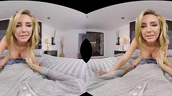 Блондинка сосёт член и скачет наездницей в VR