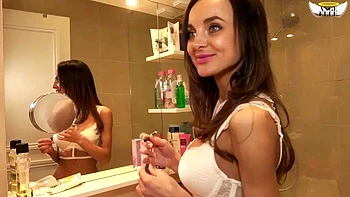 Baise de groupe: suçons, levrette, cowgirl et pipi