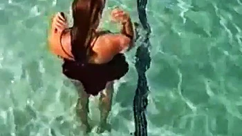 Amateur masturbándose sola bajo el agua