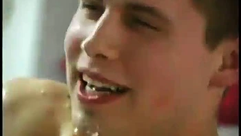 Брюнетка-любительница в очках сосёт в миссионерской