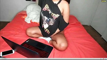 Любительница RavenDevine мастурбирует соло