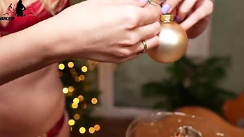 Teen biker allemande_97 s’excite au gode en verre sous sapin de Noël