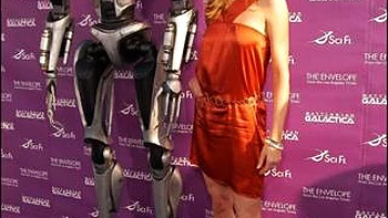 Trisha Helfer zeigt ihre riesigen Titten