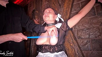 Школьница Санди жестко трахнута анально в БДСМ форме