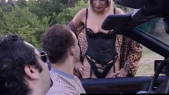 Loira safada chupando pau grande no ménage a trois